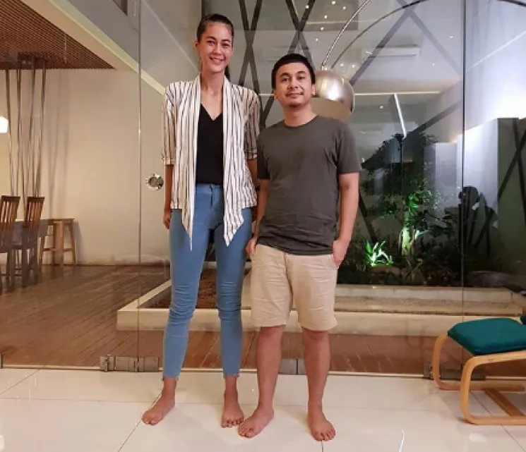 Keputusan Cewek Berpostur Tinggi Pakai High Heels yang Bikin Bingung. Nggak Salah, tapi buat Apa? 6