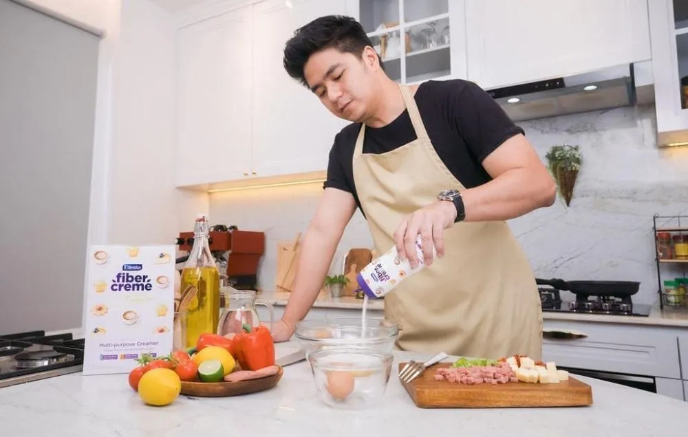 Meskipun Bukan Koki, 9 Artis Cowok ini Ternyata Jago Masak, lo! 13