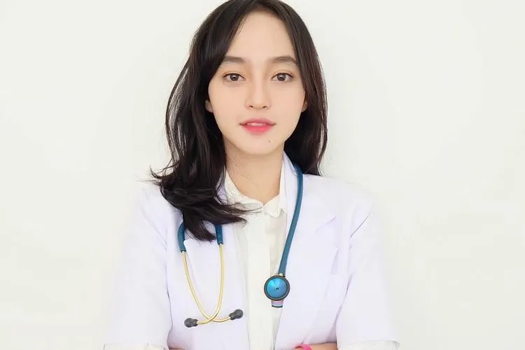 10 Artis yang Ternyata juga Berprofesi sebagai Dokter. Udah Tahu? 17