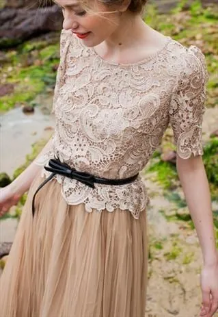 Khusus Buat Pecinta Gaya Feminin, Ini Pesona Kebaya Merah Muda yang Desainnya Elegan! 14