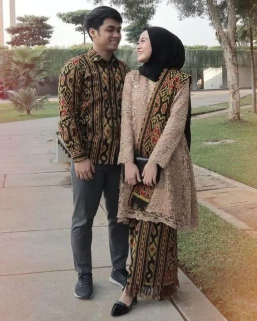 Bisa Buat Kondangan Sampai Lamaran, Ini 8 Kebaya Couple Bernuansa Pastel yang Langka! 15
