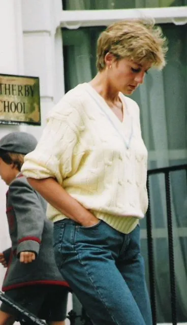 Momen Langka, Ini 9 Potret Putri Diana Saat Pakai Celana Jeans. Bangsawan yang Keren! 18