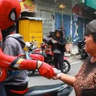 Muncul “Spiderman” di Sulawesi Selatan, Bagi-bagi Masker Gratis dan Bersihkan Lingkungan. Salut!