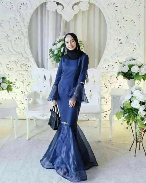 Dari 2019 Hingga Penghujung 2020, Ini 9 Desain Kebaya Biru Tua Paling Unik tapi Manis! 13