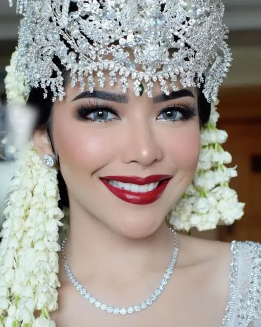 7 Inspirasi Make-up Pernikahan dengan Pilihan Warna Bibir yang Bold dan Berani. Cakep! 12
