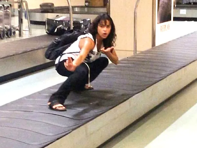 11 Kelakuan Kocak Orang-Orang di Bandara. Mereka ini Lagi Gabut Banget Apa Gimana sih? 15