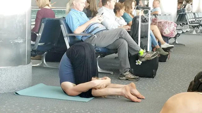 11 Kelakuan Kocak Orang-Orang di Bandara. Mereka ini Lagi Gabut Banget Apa Gimana sih? 14