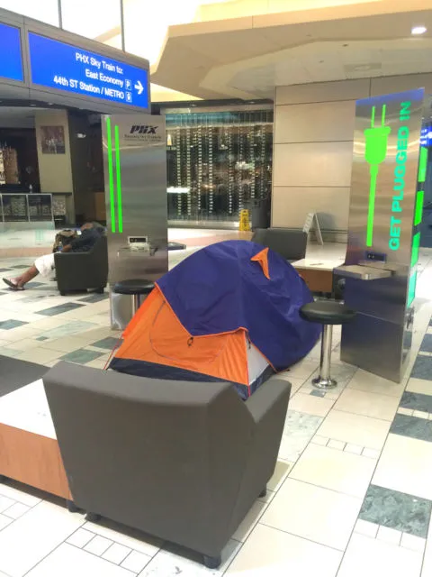 11 Kelakuan Kocak Orang-Orang di Bandara. Mereka ini Lagi Gabut Banget Apa Gimana sih? 20