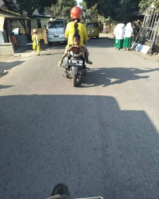 Nggak Paham Lagi sama 11 Kelakuan Ekstrem Bocah ini. Emaknya Pasti Masuk Golongan Orang Sabar Banget 13