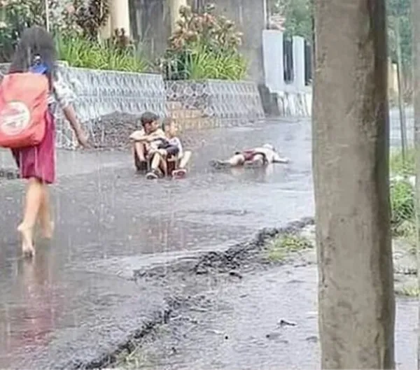 Nggak Paham Lagi sama 11 Kelakuan Ekstrem Bocah ini. Emaknya Pasti Masuk Golongan Orang Sabar Banget 17