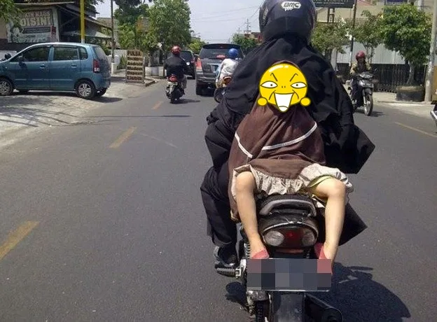Nggak Paham Lagi sama 11 Kelakuan Ekstrem Bocah ini. Emaknya Pasti Masuk Golongan Orang Sabar Banget 20