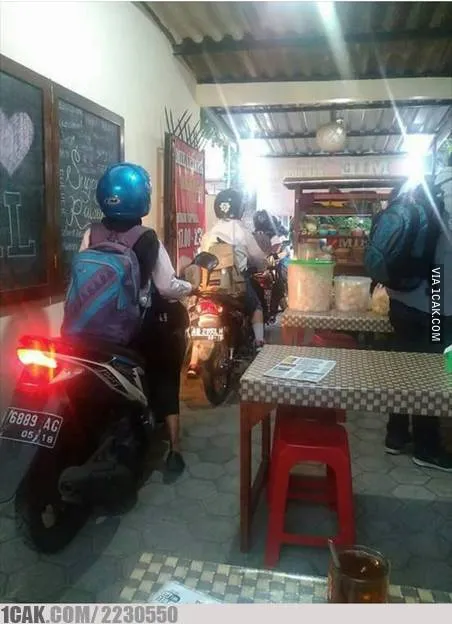 11 Kejadian Absurd yang Terjadi di Warung Indonesia. Di Luar Negeri Nggak Bakal Ada yang Kayak Gini 21