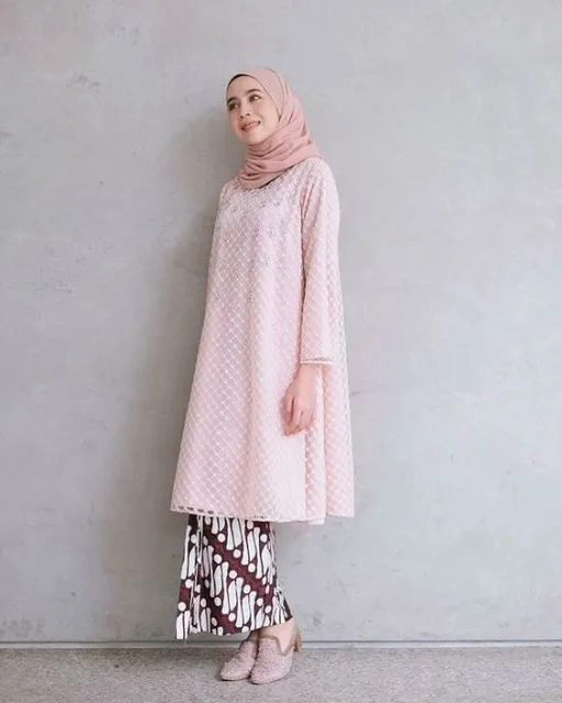 Khusus Buat Pecinta Gaya Feminin, Ini Pesona Kebaya Merah Muda yang Desainnya Elegan! 13