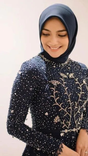 Dari 2019 Hingga Penghujung 2020, Ini 9 Desain Kebaya Biru Tua Paling Unik tapi Manis! 17