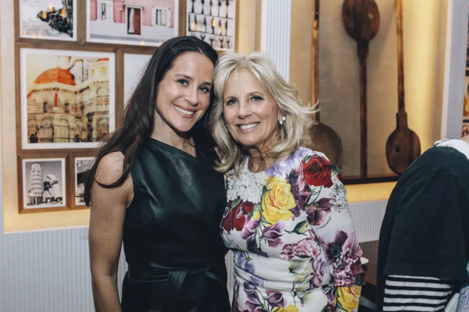 Kenalan Sama Ashley Biden, Putri Joe Biden yang Gayanya Super Sederhana tapi Memesona 13