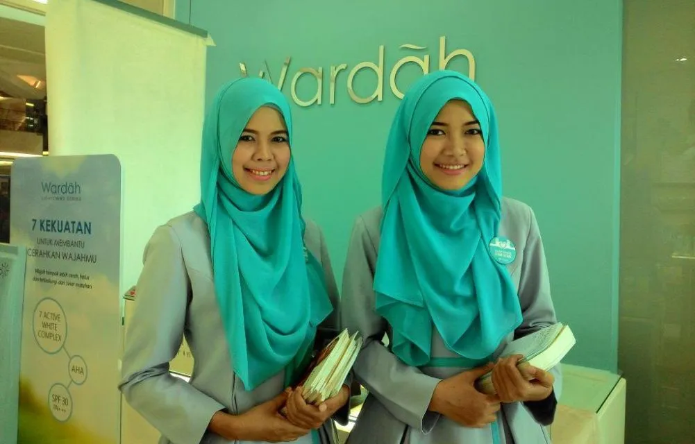 Ciri Khas 10 SPG Kosmetik di Indonesia. Kamu Paling Hafal yang Mana Nih? 11