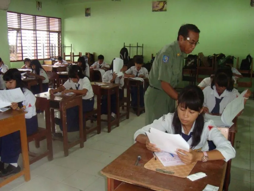Deretan Tipe Guru Zaman Sekolah Saat Jadi Pengawas Ujian di Kelas. Mana yang Paling Serem? 8