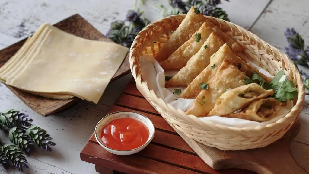 7 Resep Gorengan dari Kulit Pangsit. Tinggal Gulung Lalu Cemplang-Cemplung ke Minyak Panas 9