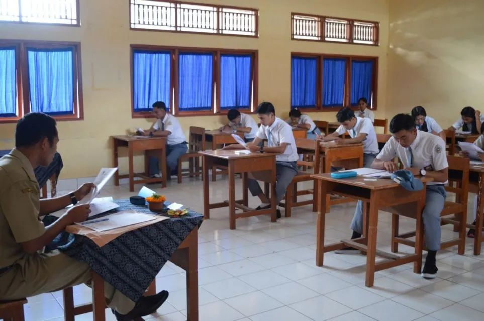 Deretan Tipe Guru Zaman Sekolah Saat Jadi Pengawas Ujian di Kelas. Mana yang Paling Serem? 6