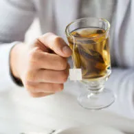 8 Manfaat Minum Teh Tawar yang Sehat