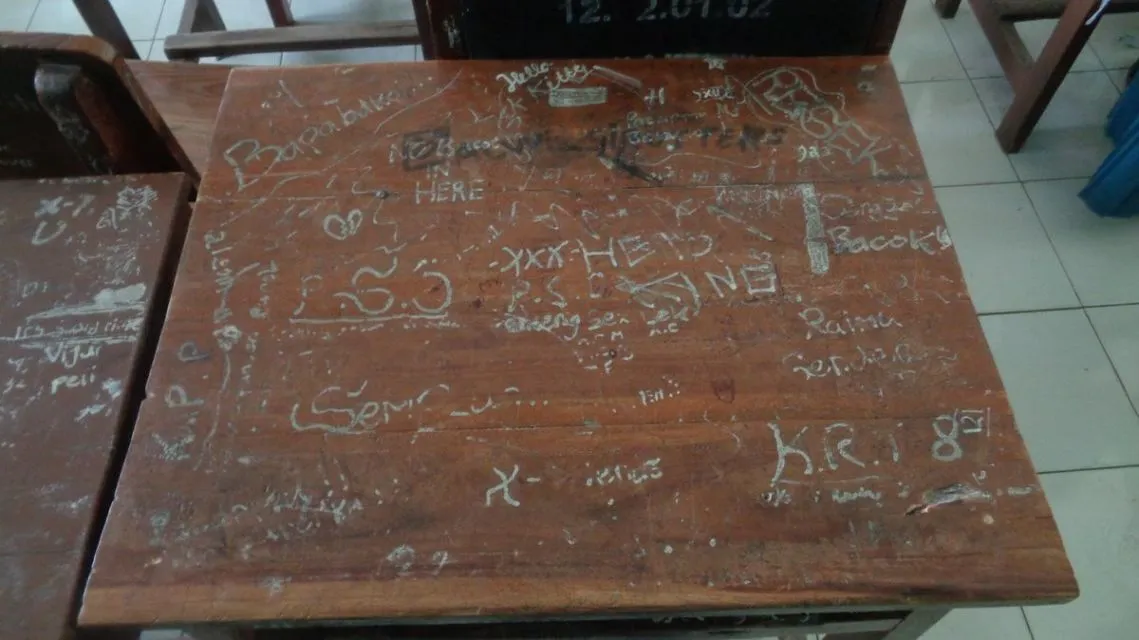 5 Jenis Coretan di Meja Kelas yang Selalu Ada di Masa Sekolah. Udah Kayak Buku Catatan 10