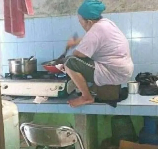 Menguak Alasan Perempuan Asia Suka Berkacak Pinggang Kalau Lagi Masak. Ibumu Sering Begini Nggak? 6