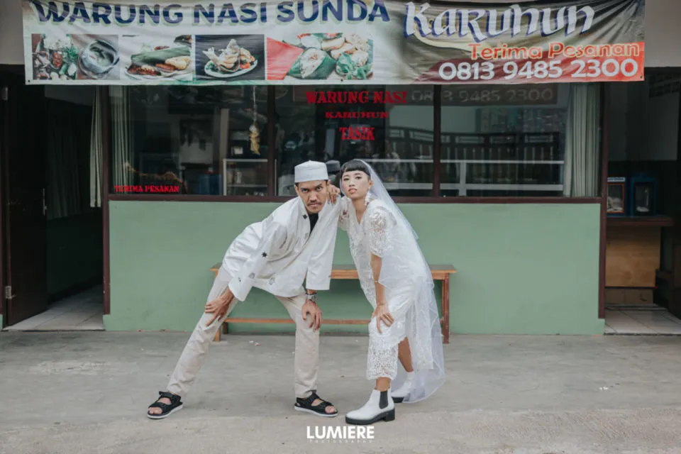 Viral Pernikahan Santai ala Reza dan Cica. Baju Jahit Sendiri dan Pakai Sandal Gunung On Point! 5
