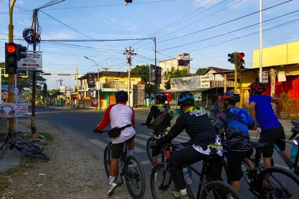 4 Jenis Pesepeda yang Nggak Disukai Pengguna Jalan Lain. Niat Olahraga atau Bikin Orang Kesel sih? 5