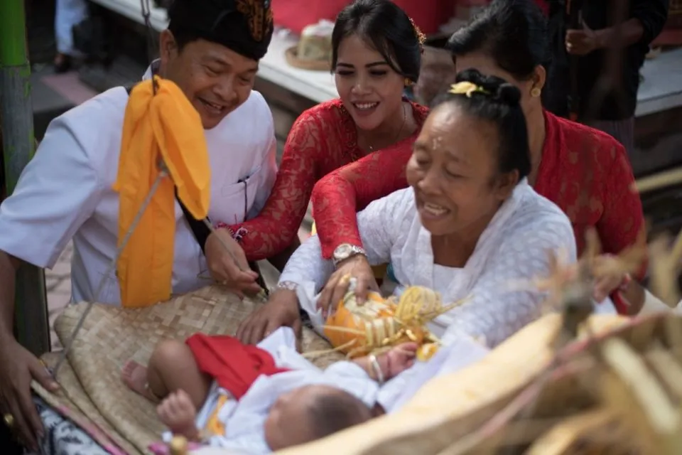 Mengulik 5 Tradisi Kelahiran Bayi dari Berbagai Daerah di Indonesia. Ada Tradisi Moana Juga~ 7
