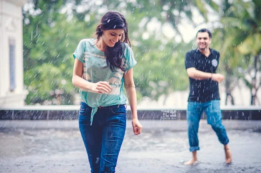 7 Ide Pose Pre-wedding di Bawah Derai Hujan. Duh, Romantisnya Sungguh Nggak Ketulungan~ 13