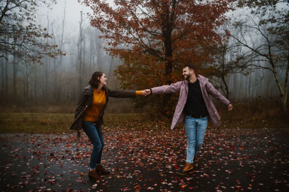 7 Ide Pose Pre-wedding di Bawah Derai Hujan. Duh, Romantisnya Sungguh Nggak Ketulungan~ 12