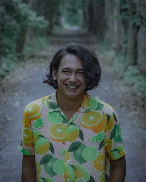 Kumpulan Gaya Nyentrik Adipati Dolken. Ini yang Sering Bikin Para Cewek Salfok! 14