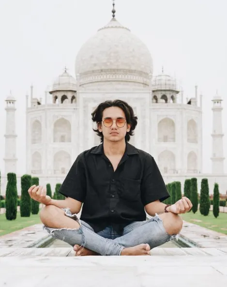 Kumpulan Gaya Nyentrik Adipati Dolken. Ini yang Sering Bikin Para Cewek Salfok! 15