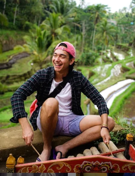Kumpulan Gaya Nyentrik Adipati Dolken. Ini yang Sering Bikin Para Cewek Salfok! 16
