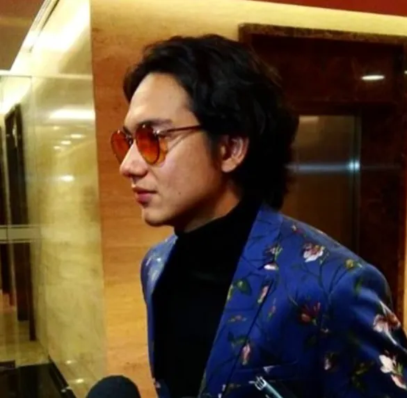 Kumpulan Gaya Nyentrik Adipati Dolken. Ini yang Sering Bikin Para Cewek Salfok! 10