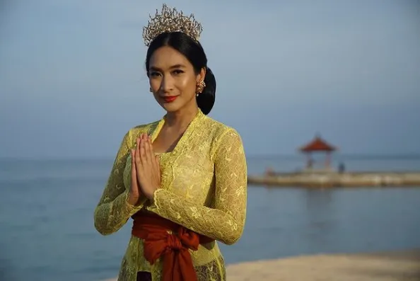 Kumpulan Foto Cantik Happy Salma Saat Pakai Kebaya; Bisa Jadi Referensi Nih! 10