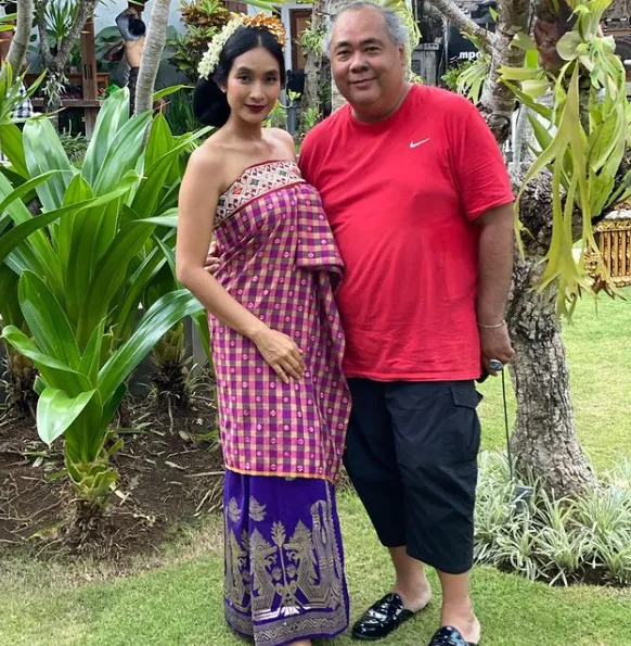 Kumpulan Foto Cantik Happy Salma Saat Pakai Kebaya; Bisa Jadi Referensi Nih! 16