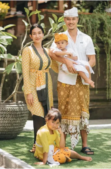 Kumpulan Foto Cantik Happy Salma Saat Pakai Kebaya; Bisa Jadi Referensi Nih! 15