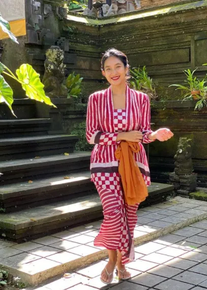 Kumpulan Foto Cantik Happy Salma Saat Pakai Kebaya; Bisa Jadi Referensi Nih! 9