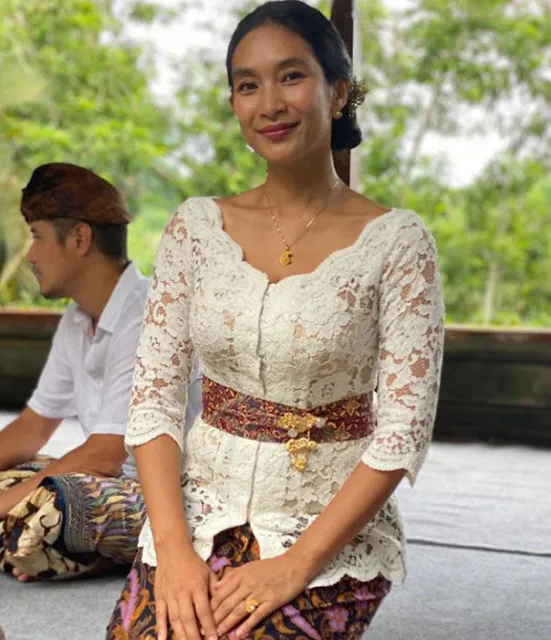 Potret Kalem Happy Salma; Aktris Legendaris yang Gayanya Cantik Jelita 8