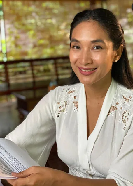 Potret Kalem Happy Salma; Aktris Legendaris yang Gayanya Cantik Jelita 7