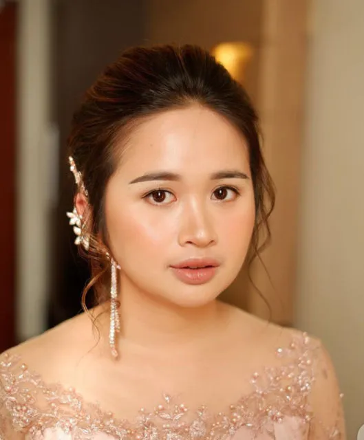 Jarang Dandan, Ini Dia Detail Makeup Gritte Agatha di Pernikahan Kakaknya. Bikin Pangling! 6