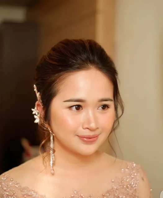 Jarang Dandan, Ini Dia Detail Makeup Gritte Agatha di Pernikahan Kakaknya. Bikin Pangling! 10