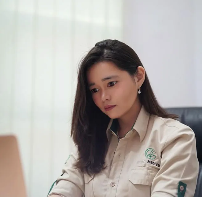 Denny Sumargo Resmi Menikah, Ini Penampilan Istrinya yang Manis. Ternyata Pecinta Alam! 6
