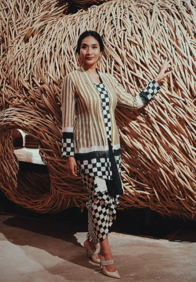 Kumpulan Foto Cantik Happy Salma Saat Pakai Kebaya; Bisa Jadi Referensi Nih! 13