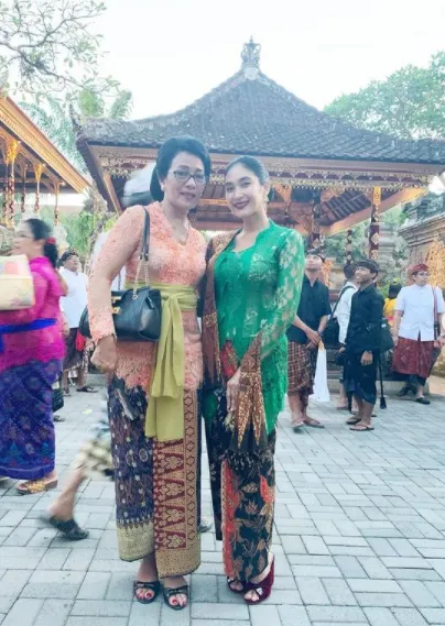Kumpulan Foto Cantik Happy Salma Saat Pakai Kebaya; Bisa Jadi Referensi Nih! 12