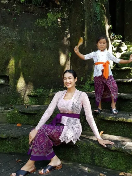 Kumpulan Foto Cantik Happy Salma Saat Pakai Kebaya; Bisa Jadi Referensi Nih! 11