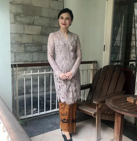 Jarang Terekspos, Ini Sosok Luki Ariani, Ibunda Sherina Munaf yang Masih Cantik, Bugar dan Modis! 12