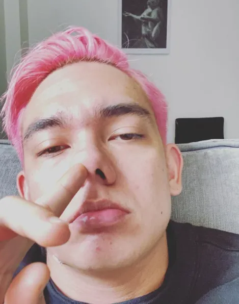 Kumpulan Gaya Nyentrik Adipati Dolken. Ini yang Sering Bikin Para Cewek Salfok! 11