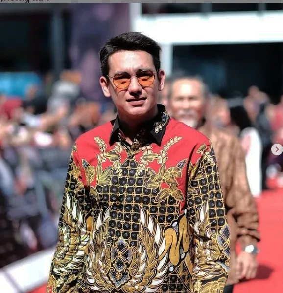 Kumpulan Gaya Nyentrik Adipati Dolken. Ini yang Sering Bikin Para Cewek Salfok! 12
